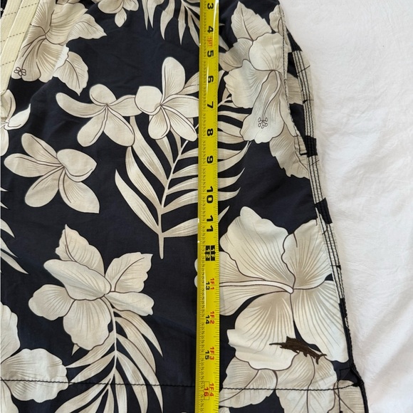 TOMMY BAHAMA Floral Black and Cream men Shorts - Picture 5 of 9